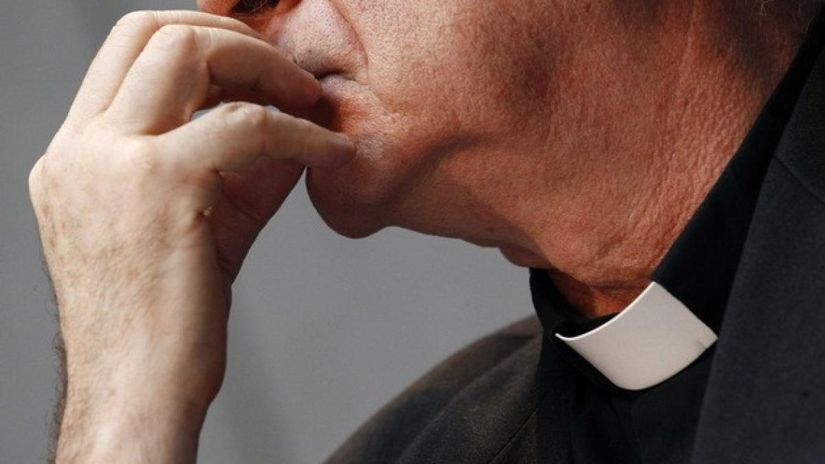 preot_catolic_74316800