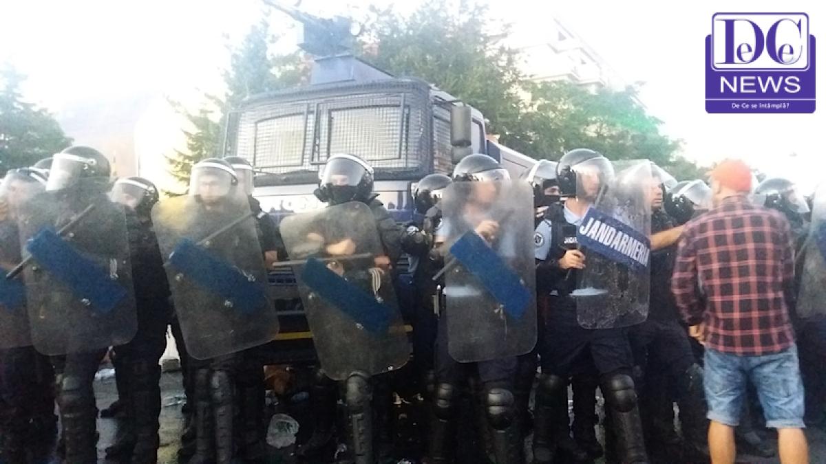 proteste10_jandarmi_tun_apa_030_60098500