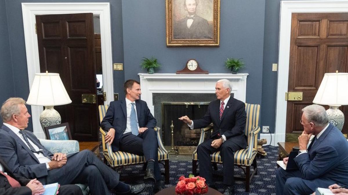jeremy_hunt_mike_pence_10243600