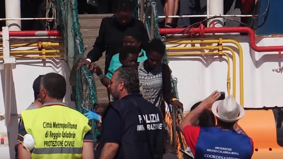 migranti_vapor_debarcare_37592200