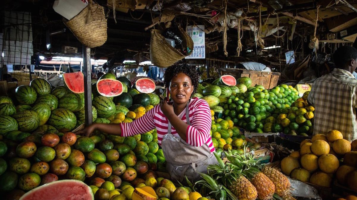 fructe_piata_ananas_pepeni_55309700