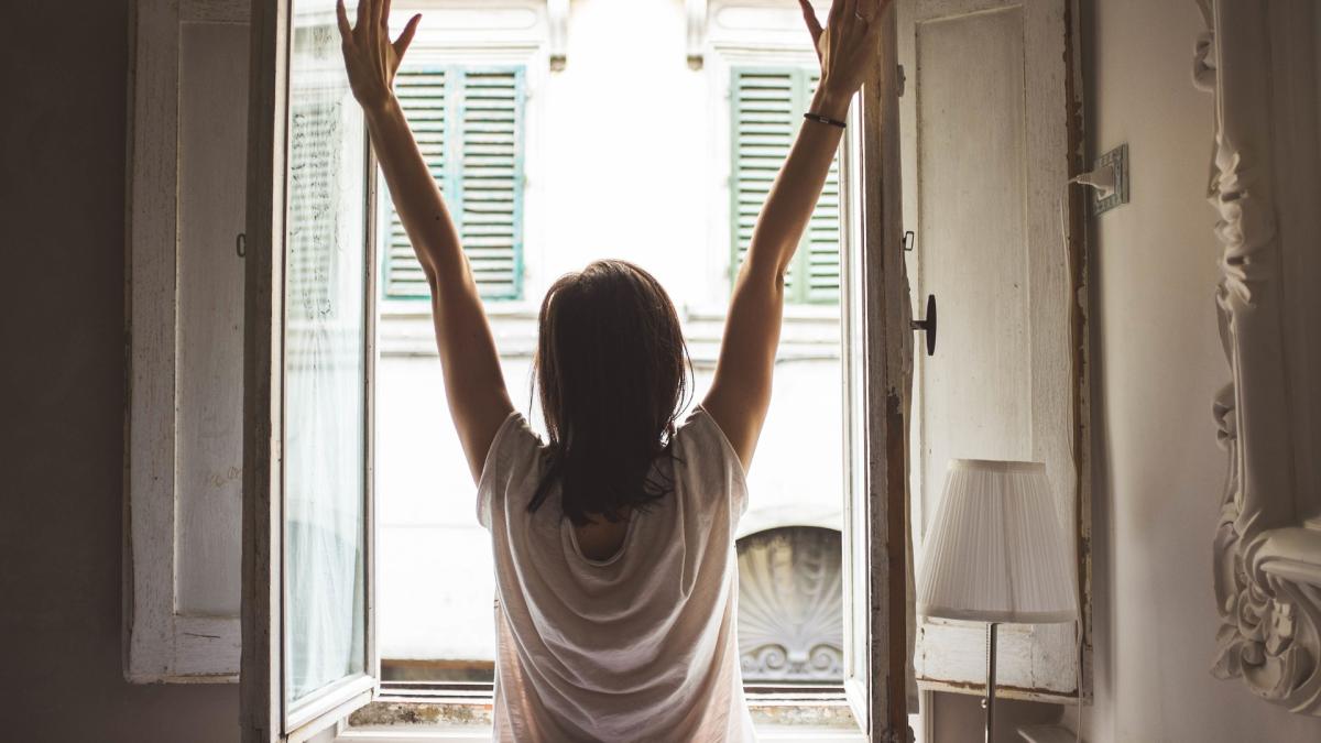 dimineata_fereastra_femeie_80207600