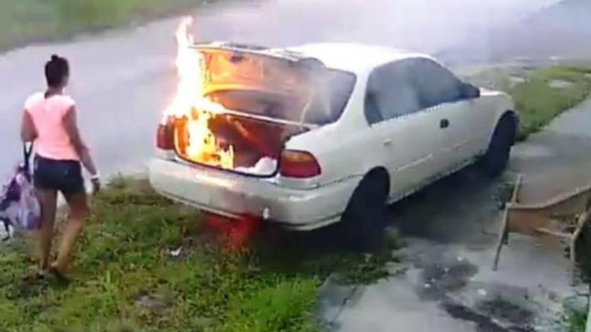 1_razbunare_amoroasa_o_tanara_a_intrat_in_curtea_iubitului_si_i_a_incendiat_masina_10654500