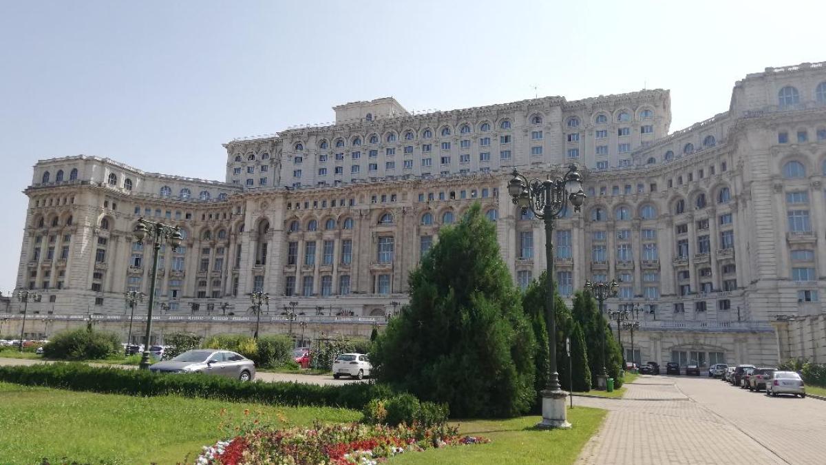 parlament_exterior_09862900