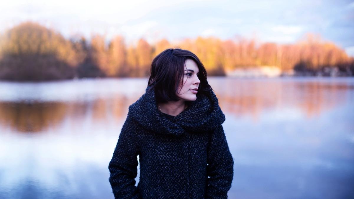 femeie_toamna_68657300