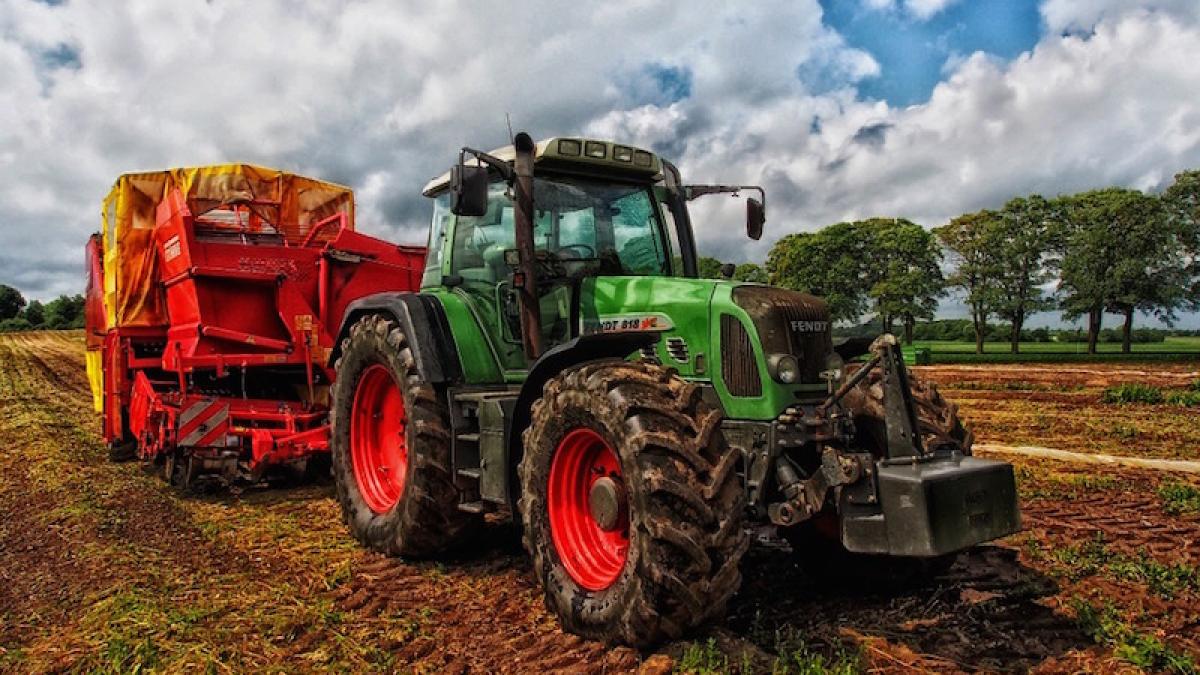 agricultura_tractor_pamant_81497400