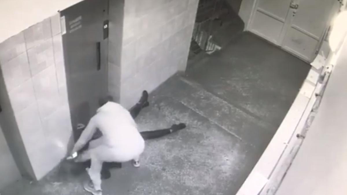 tanara talharita intr o scara de bloc imagini socante video