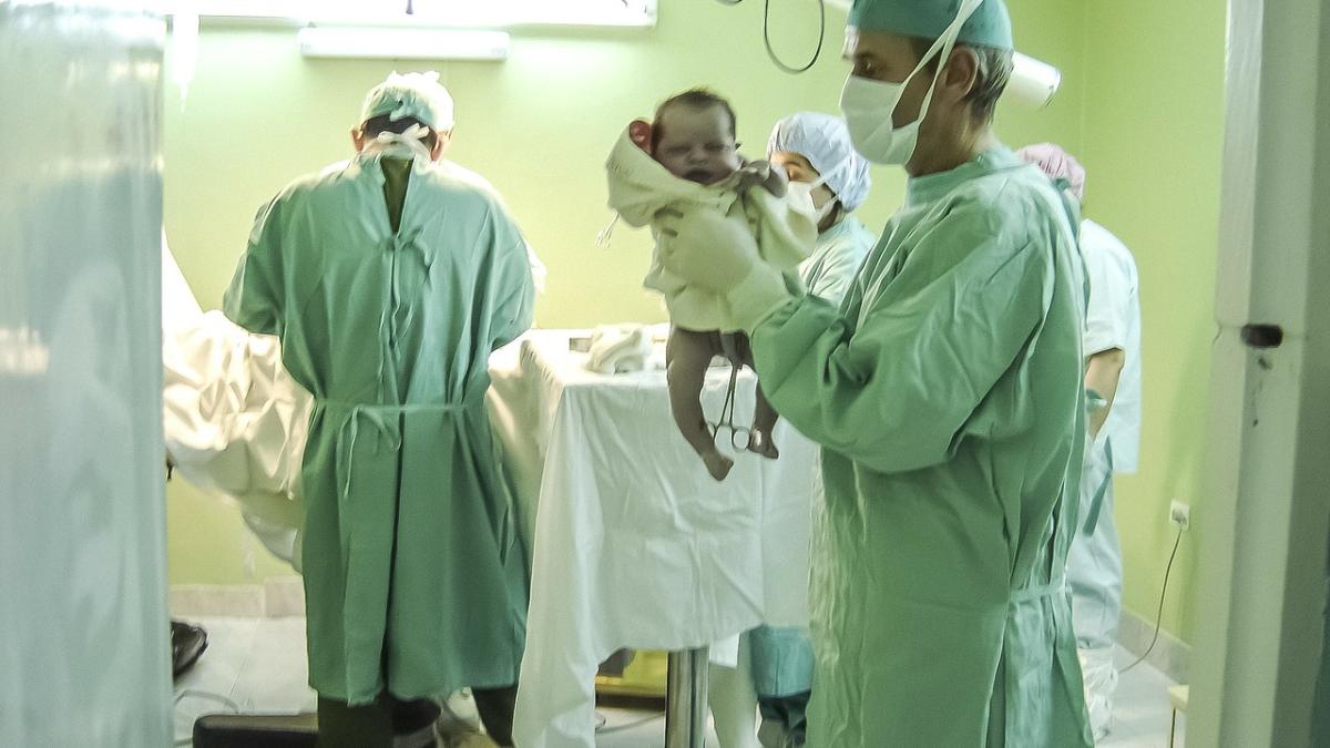 medic_baby_nascut_bebelus_86709300