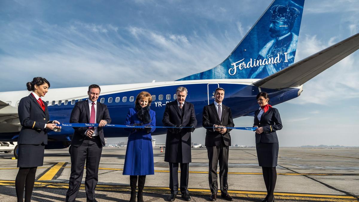 tudor-constantinescu--director-comercial-blue-air-dreapta---majestatea-sa-margareta-si-principele-radu-in-centru--marius-puiu-ceo-blue--air-dreapta_37808300