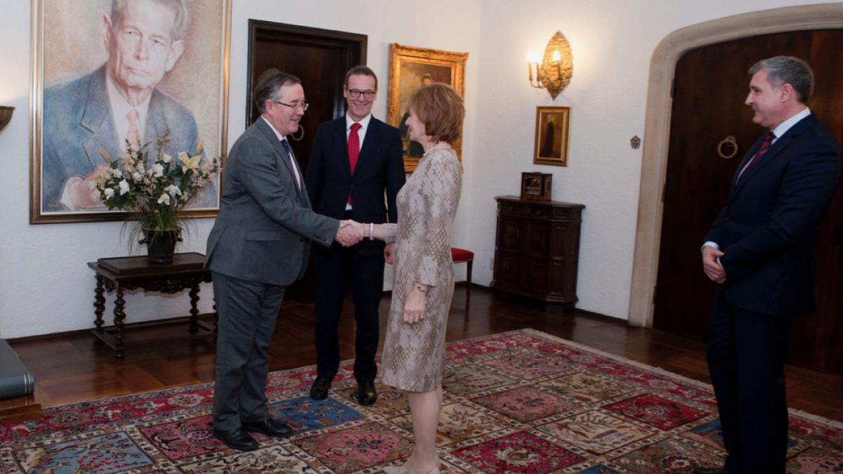 demnitar-britanic-vizita-palatul-elisabeta_82622400