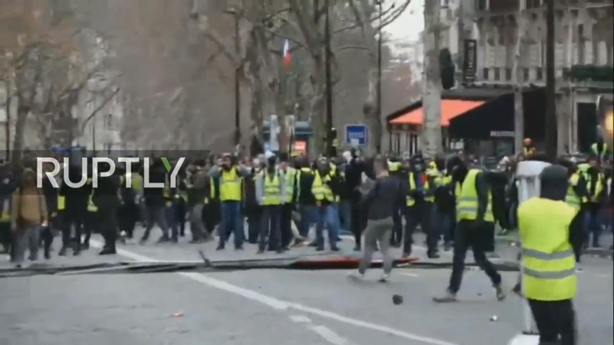 franta proteste violente protestatarii au inceput sa construiasca baricade