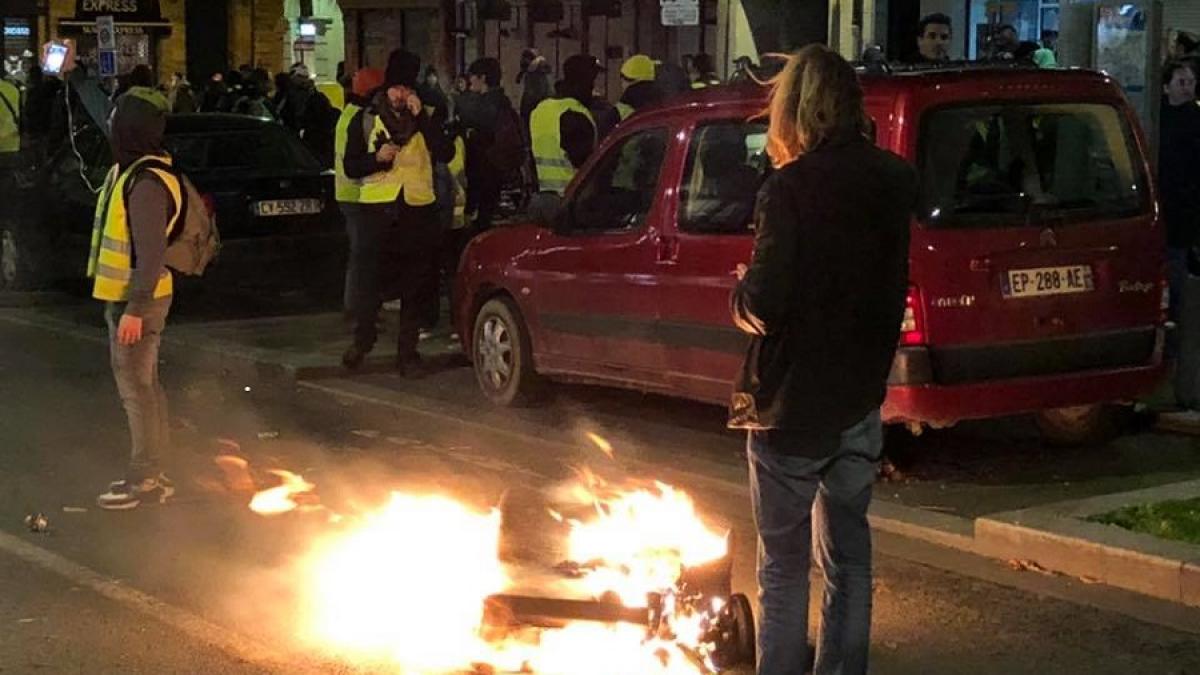 veste_galbene_foc_80805600