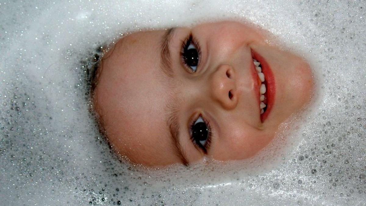 baie-fetita-copil-spuma-sapun-sampon_27055700