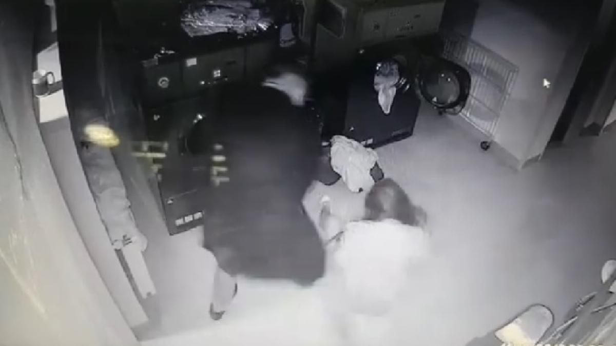 femeie-batuta-spalatorie_42506500