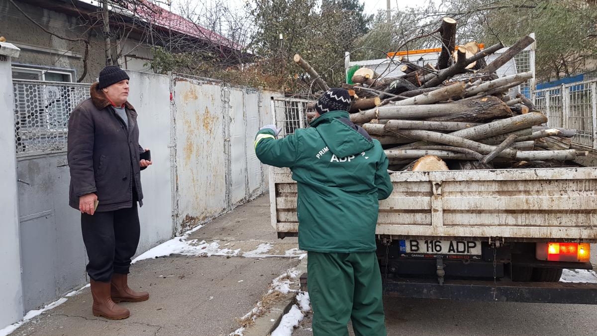 lemnele-date-de-primaprc-ccprc-86ria-sectorului-4-sunt-livrate-direct-la-domiciliul-beneficiarilor_16840400