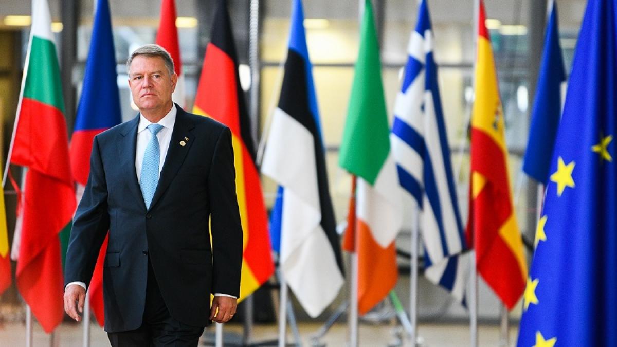iohannis_flags_full_79157700