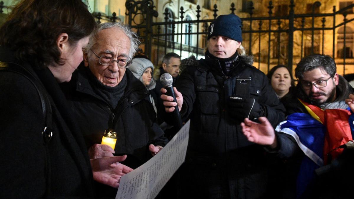 ceausescu_sora_protest-piata-victoriei_92755400
