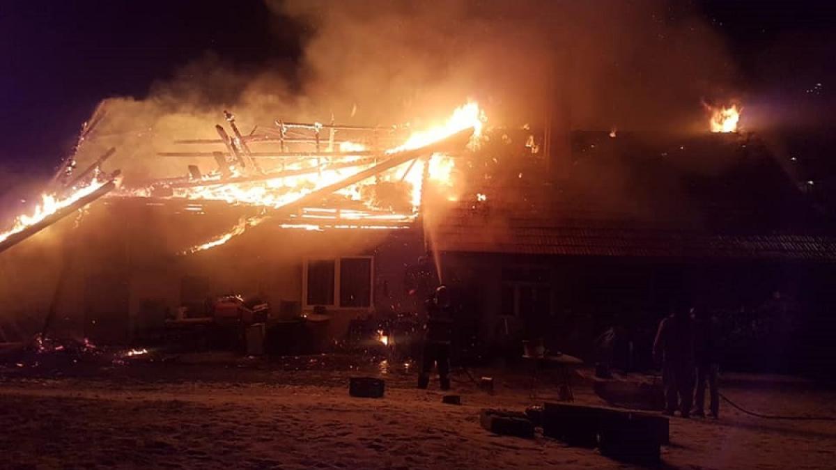 incendiu_noapte_pompieri_91212000