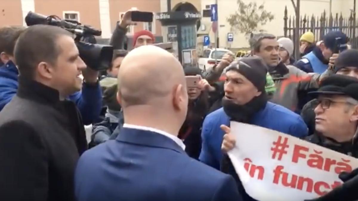 lideri psd primiti violent la sibiu codrin stefanescu a dat piept cu protestatarii video