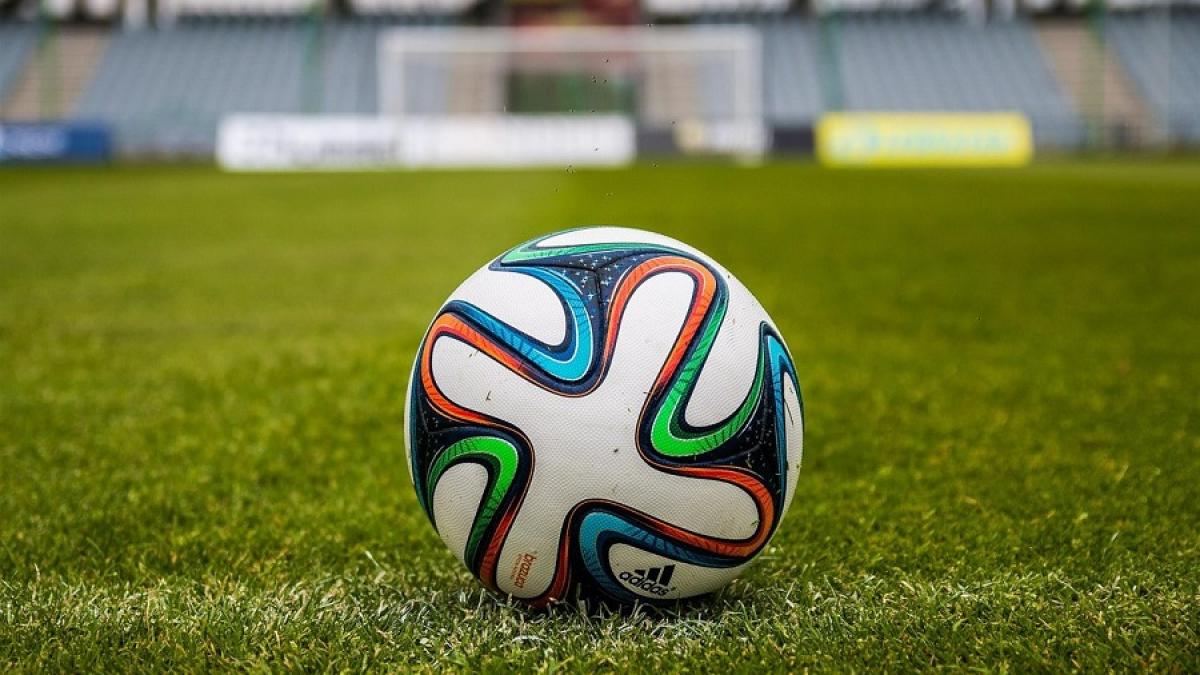 fotbal_minge_teren_60786000