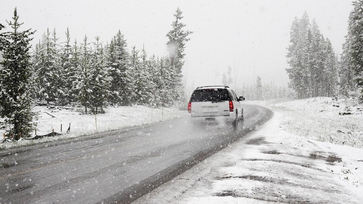 masina_zapada_drum_circulatie_trafic_33882300