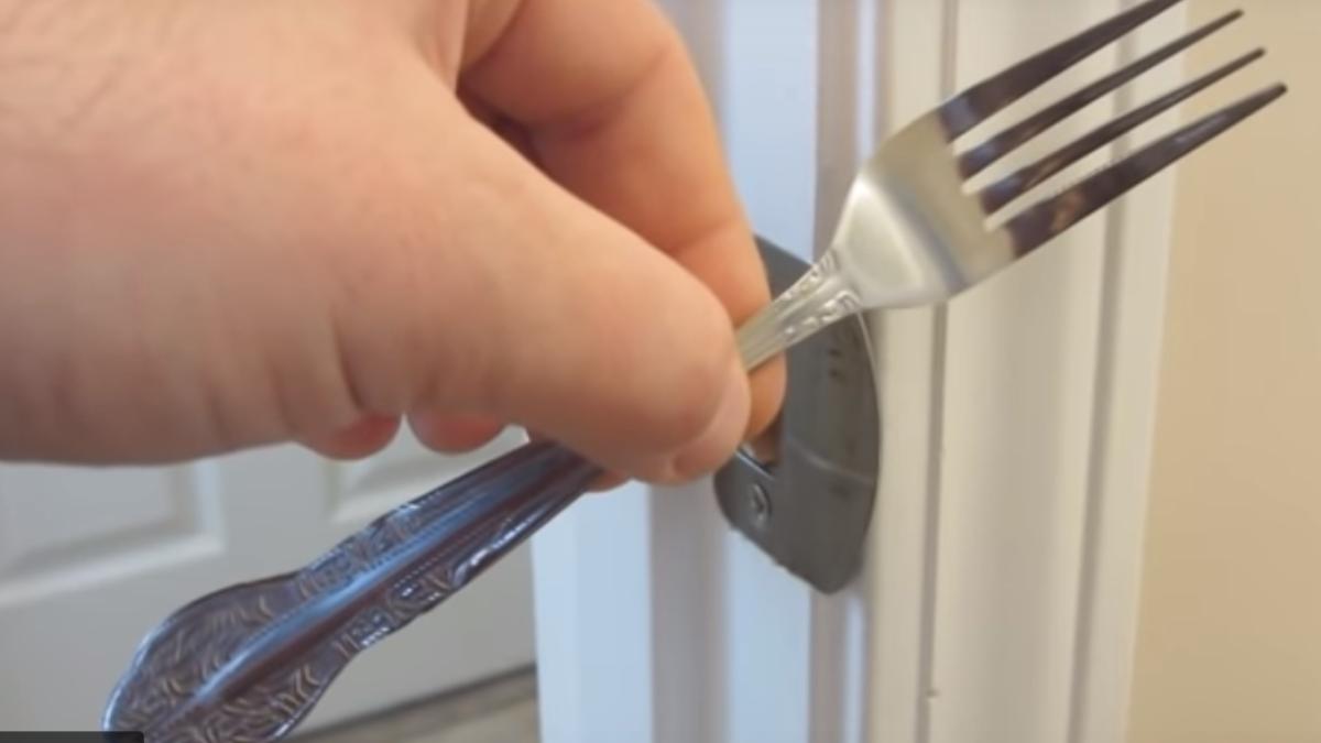 cum-incui-usa-cu-furculita_29490600