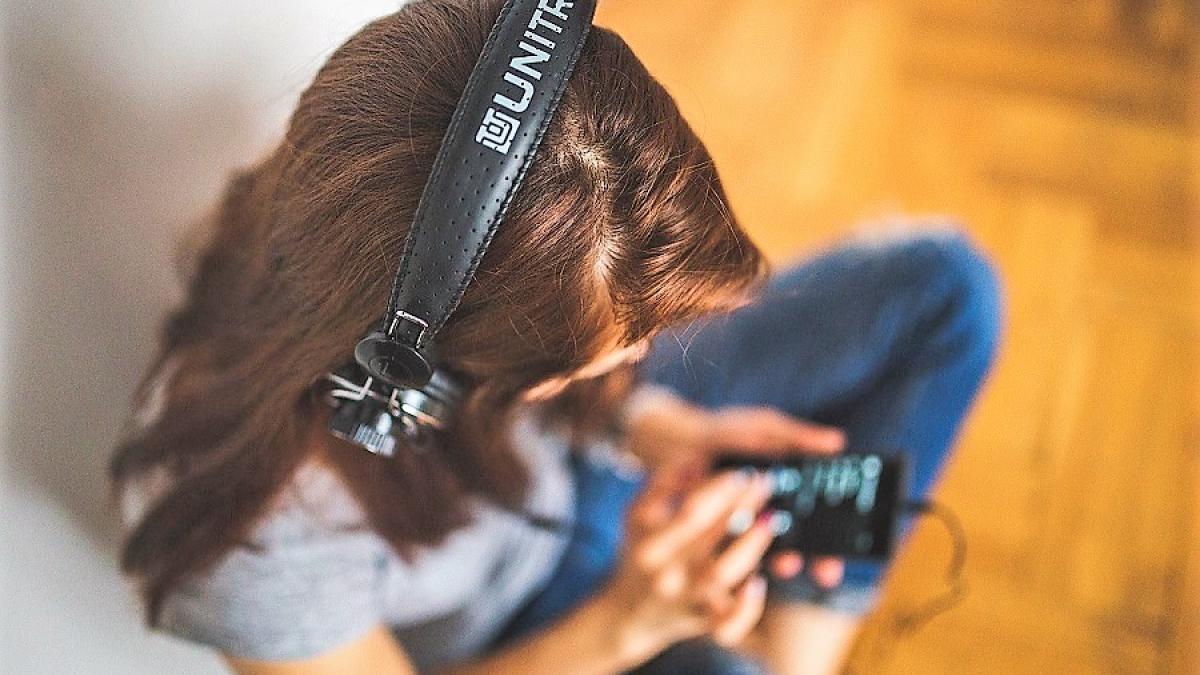 smarphone_casti_muzica_tanara_13393300