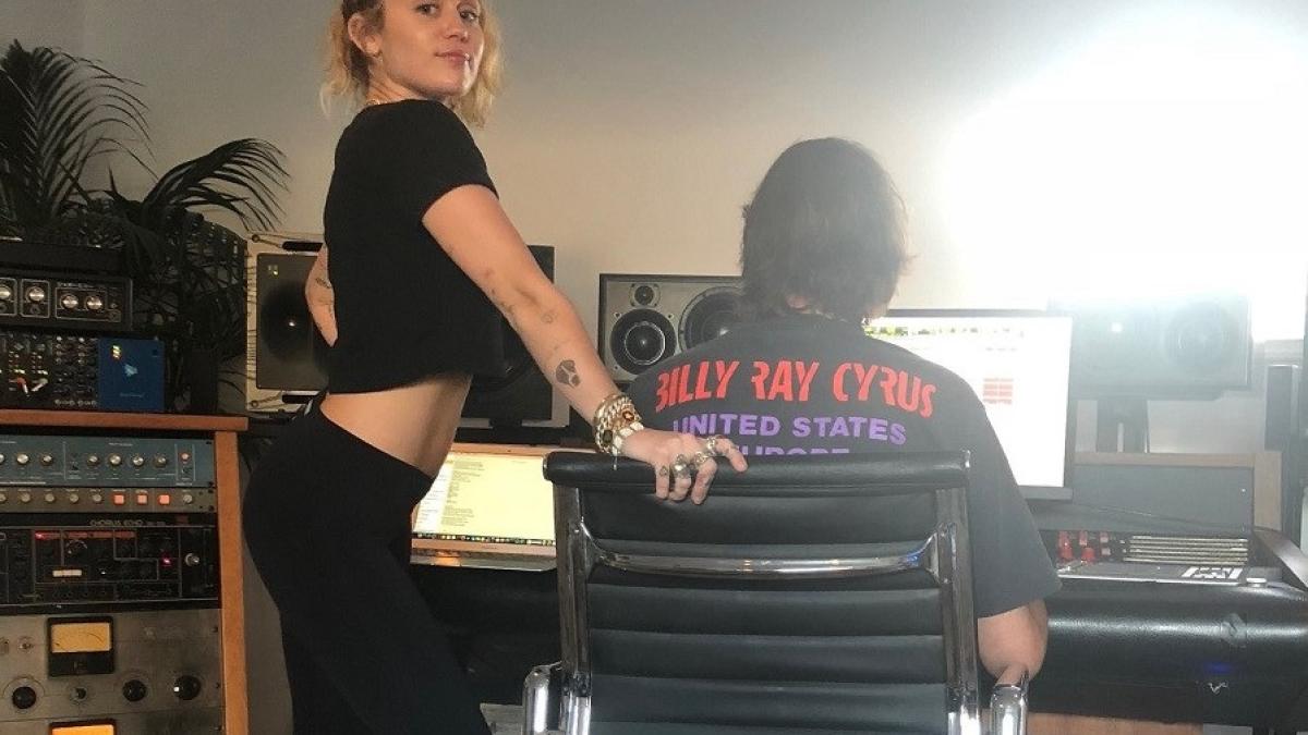 miley_cyrus_68221900