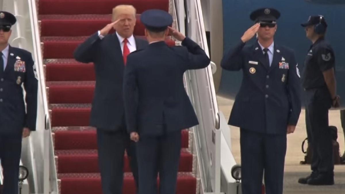 trump_salut_avion_14445800