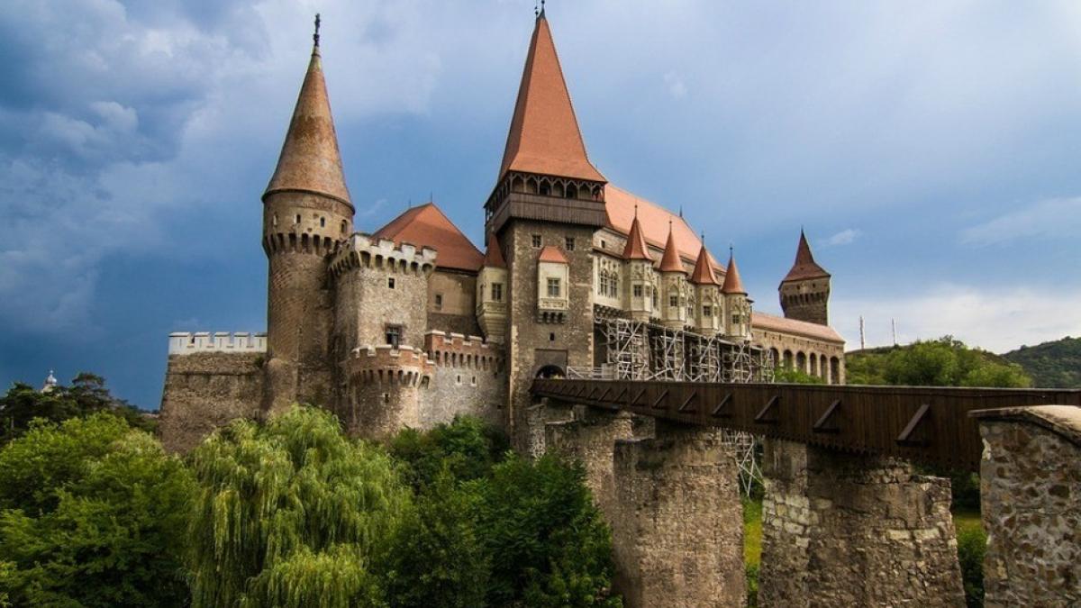 castelul_corvinilor_35299900
