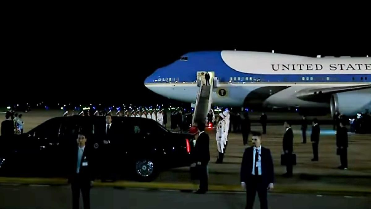 trump_hanoi_sosire_43901200