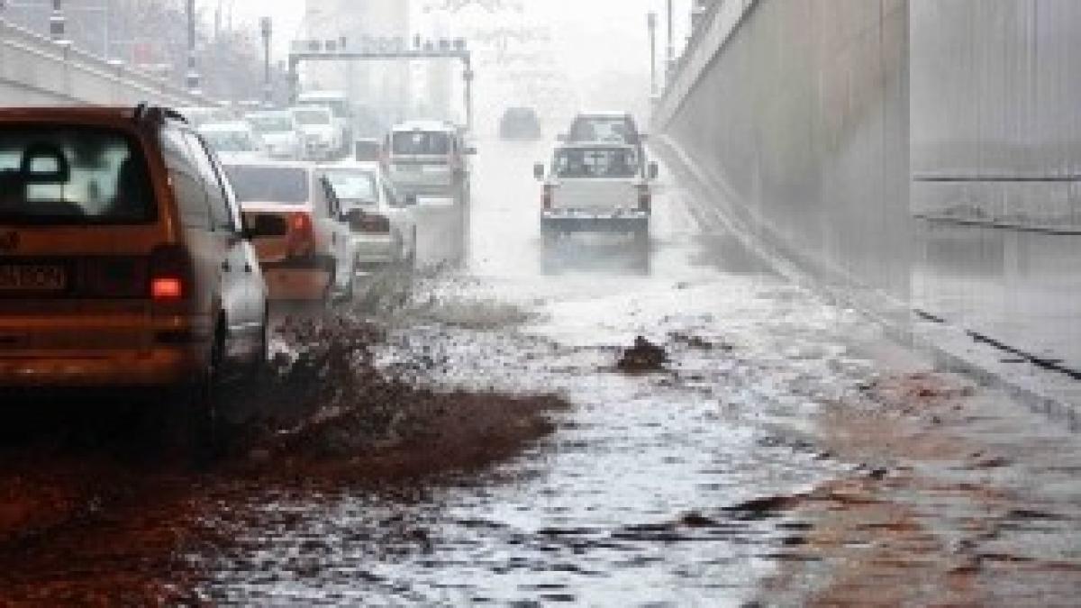 pasajul-unirii-din-capitala-inundat-in-urma-ploilor-de-joi-noapte-82397-1