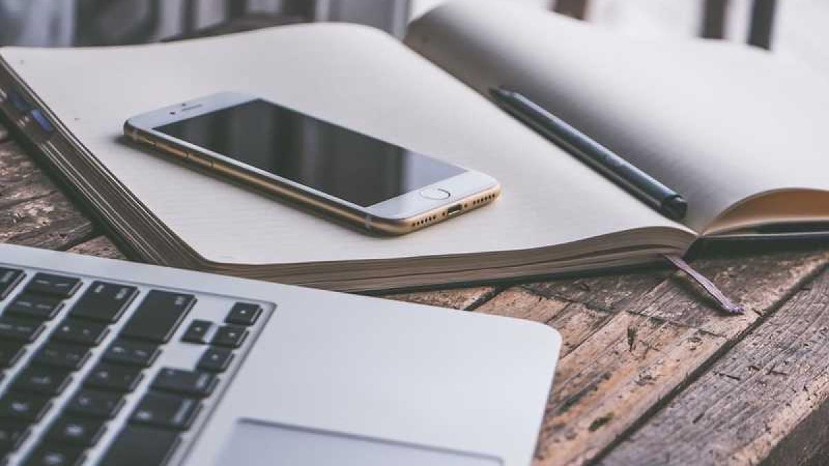 laptop_smartpone_acte_afacere_58054000