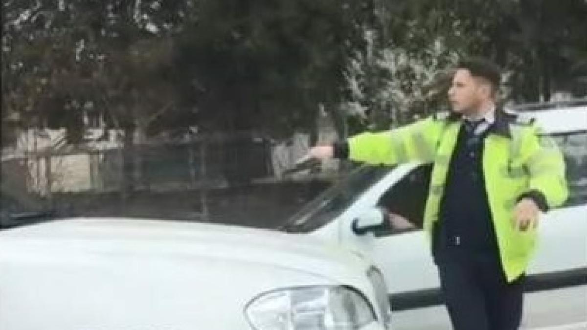 un-politist-a-scos-pistolul-la-un-sofer-2019_82260800