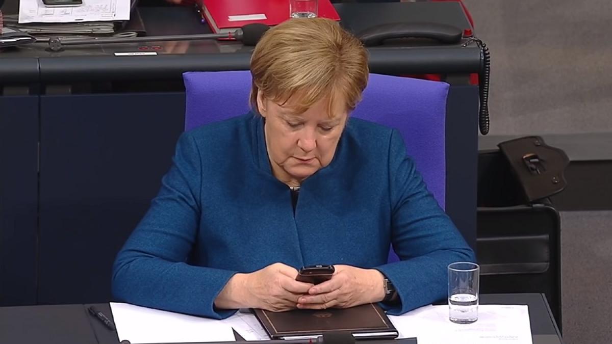 angela_merkel_telefon_bundestag_64838700