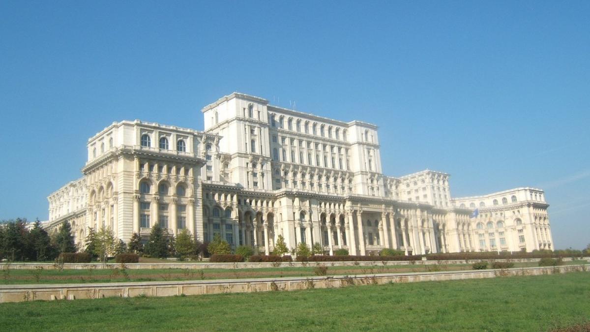 casa_poporului_din_curte_95913000