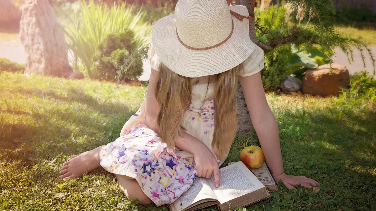 fata-mananca-un-mar-si-citeste_90174600