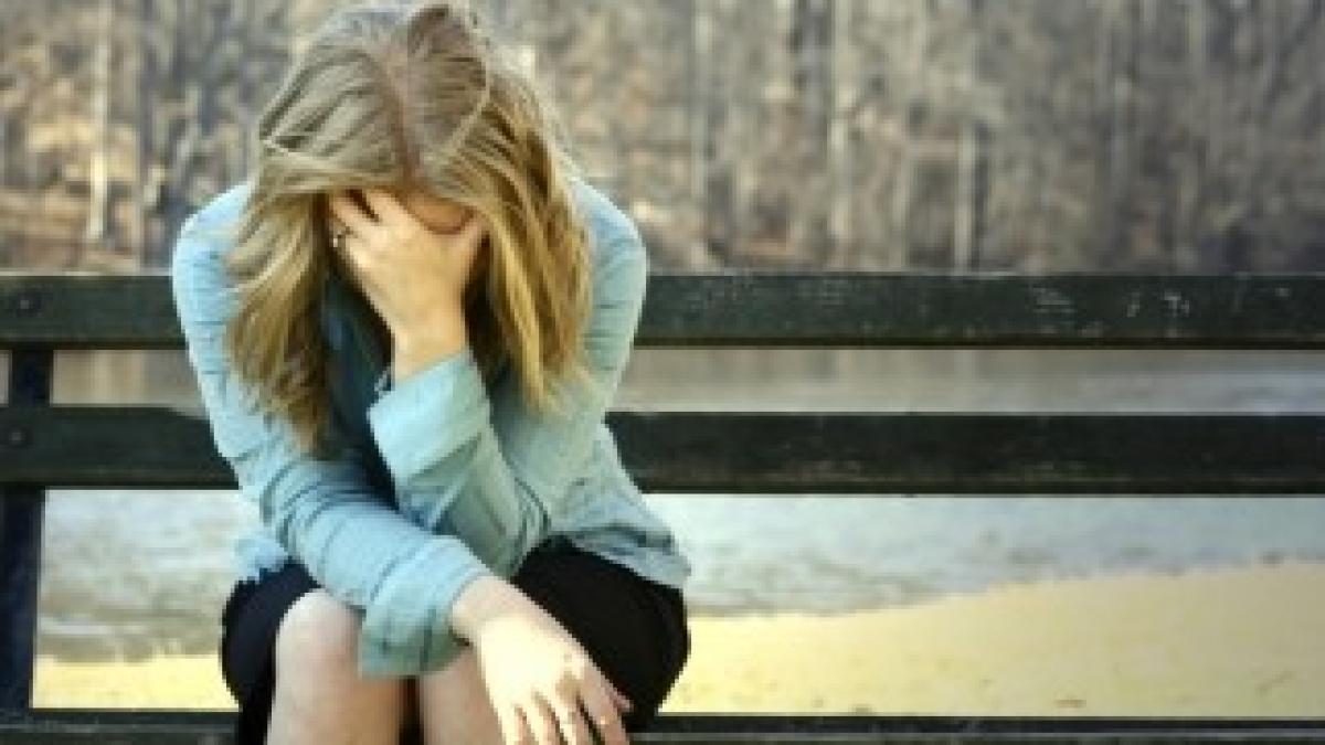 shutterstock_9576178-femeie-banca-parc-suparata-durere-cap-mana-maini-oboseala