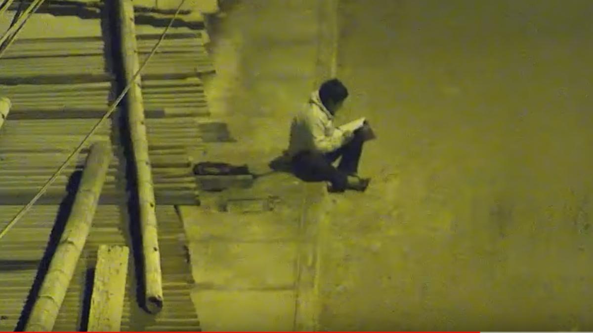 copil-teme-pe-strada-iluminat-public_21182200