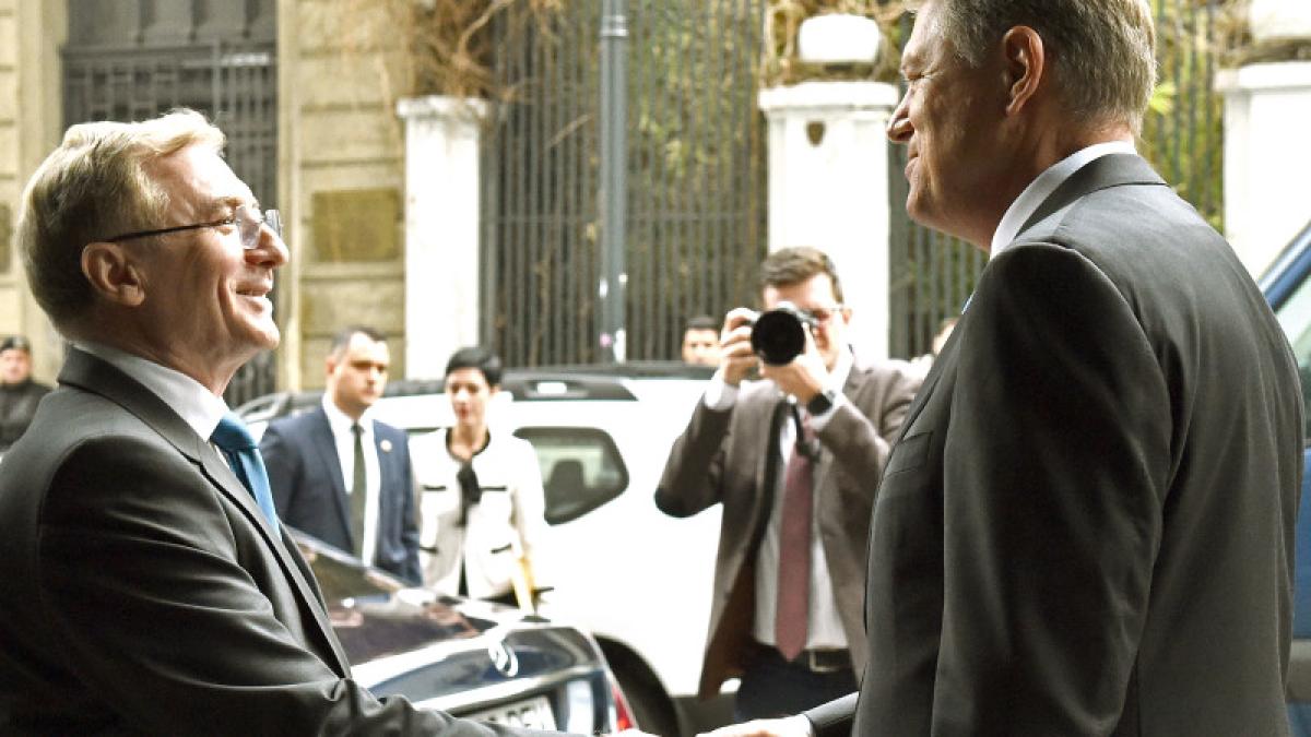 augustin-lazar-da-mana-cu-klaus-iohannis_26512800