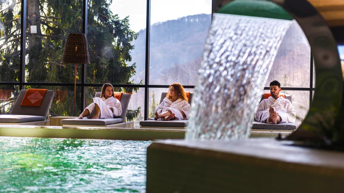 grand-hotel-balvanyos-piscina-acoperita-1a_54621700