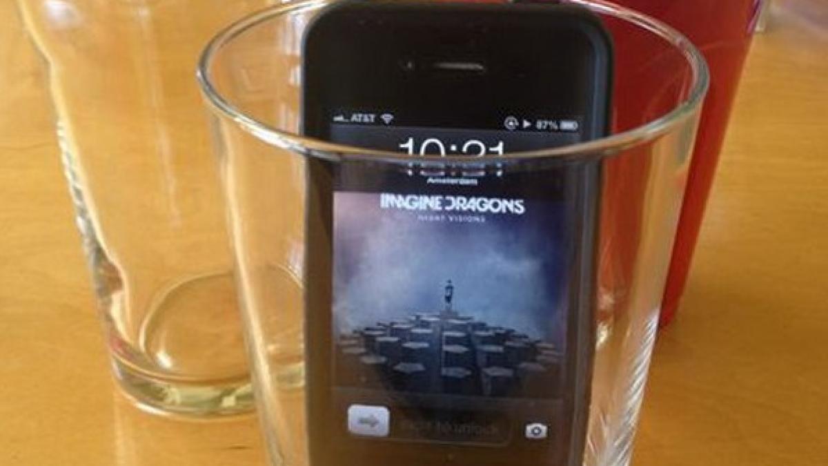 telefon-in-pahar-truc-2_45960400