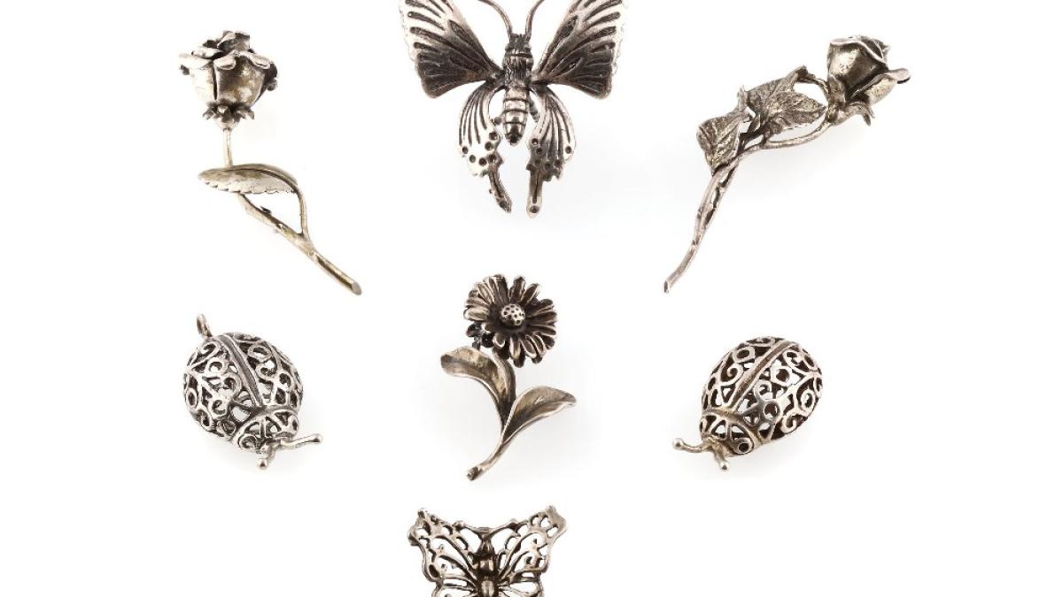 colectie_de_sapte_figurine____miniaturale_din_argint__reprezentand_flori__gargarite_si_fluturi_91799400