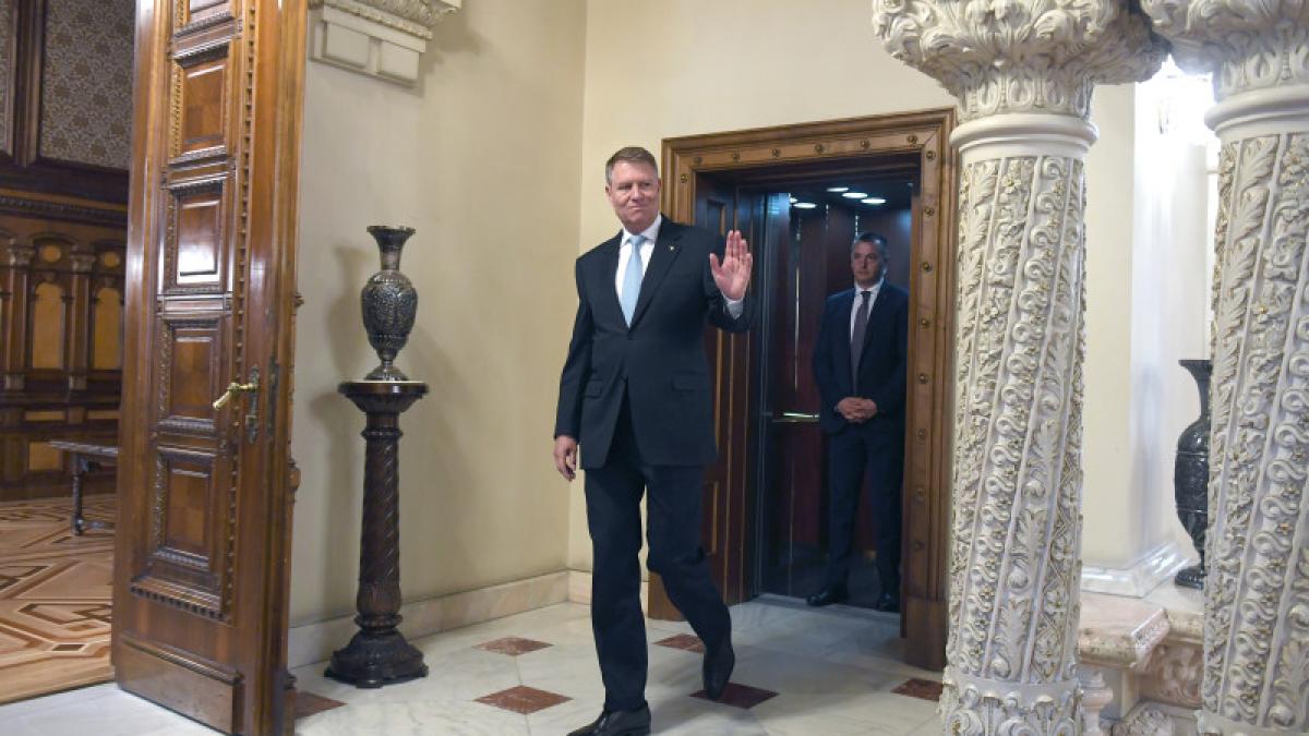 klaus-iohannis-face-cu-mana_38700800