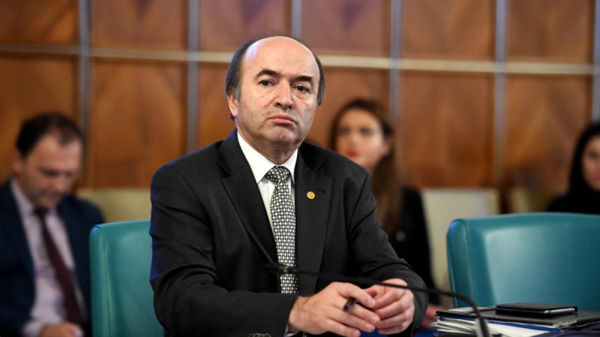 tudorel-toader--ministrul-justitiei--participa-la-sedinta-de-guvern-desfasurata-la-palatul-victoria_59669000