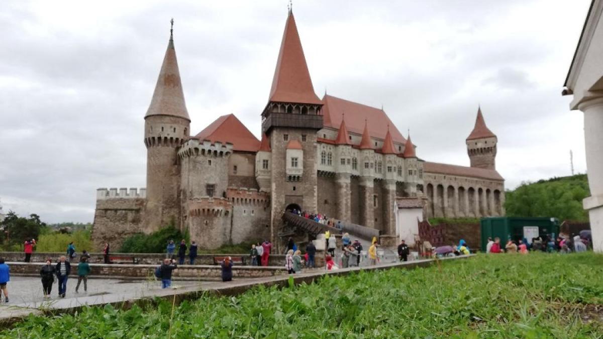 castelul_corvinilor_hunedoara_fb_70534100