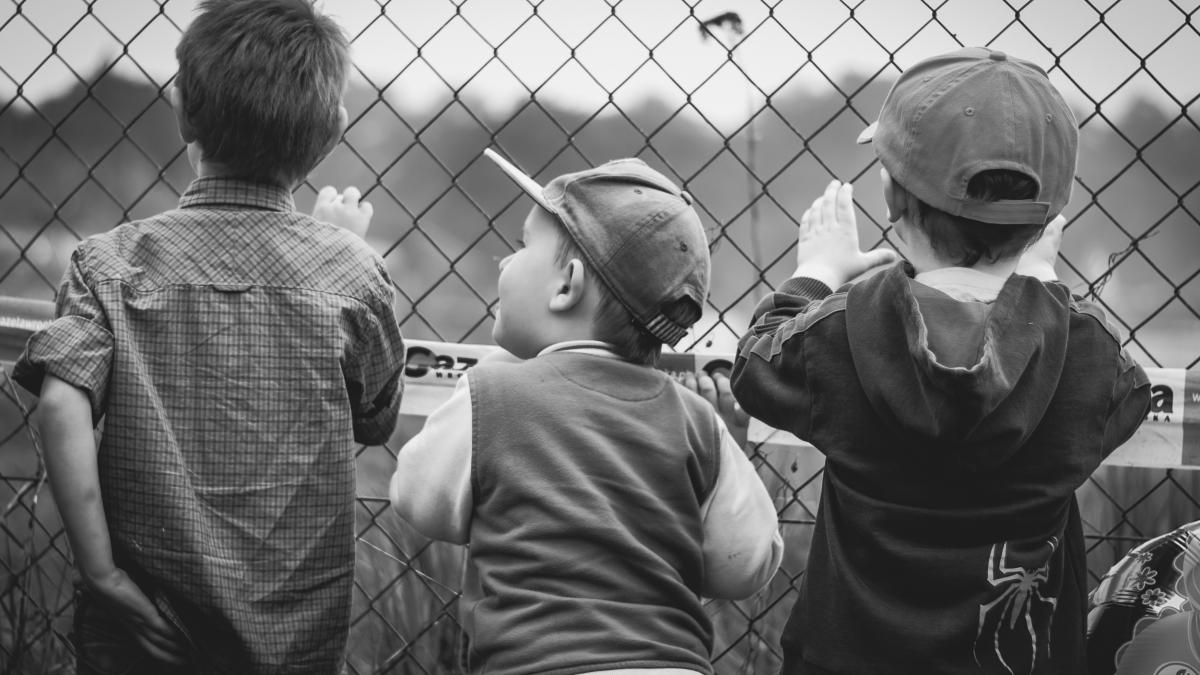 copii-gard-alb-negru_09023100