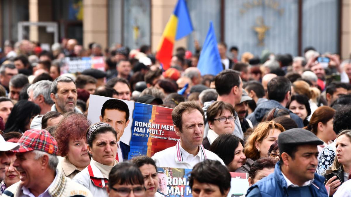 mai-multe-persoane-participa-la-mitingul-organizat-de-psd--pentru-prezentarea-candidatilor-la-alegerile-europarlamentare-2019--la-craiova-_03913100