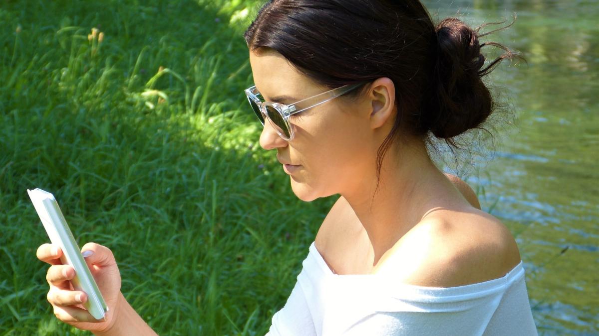 sms-telefon-femeie_70565200