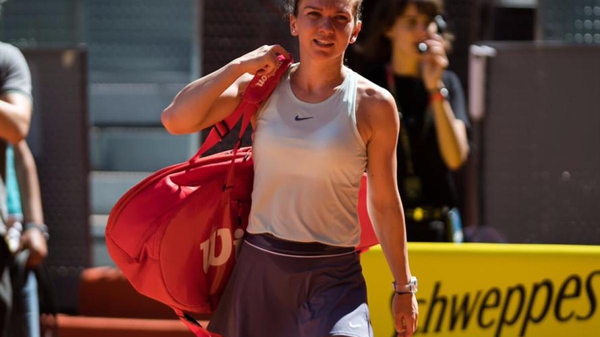simona_halep_geanta_teren_turneu_fb_46896900